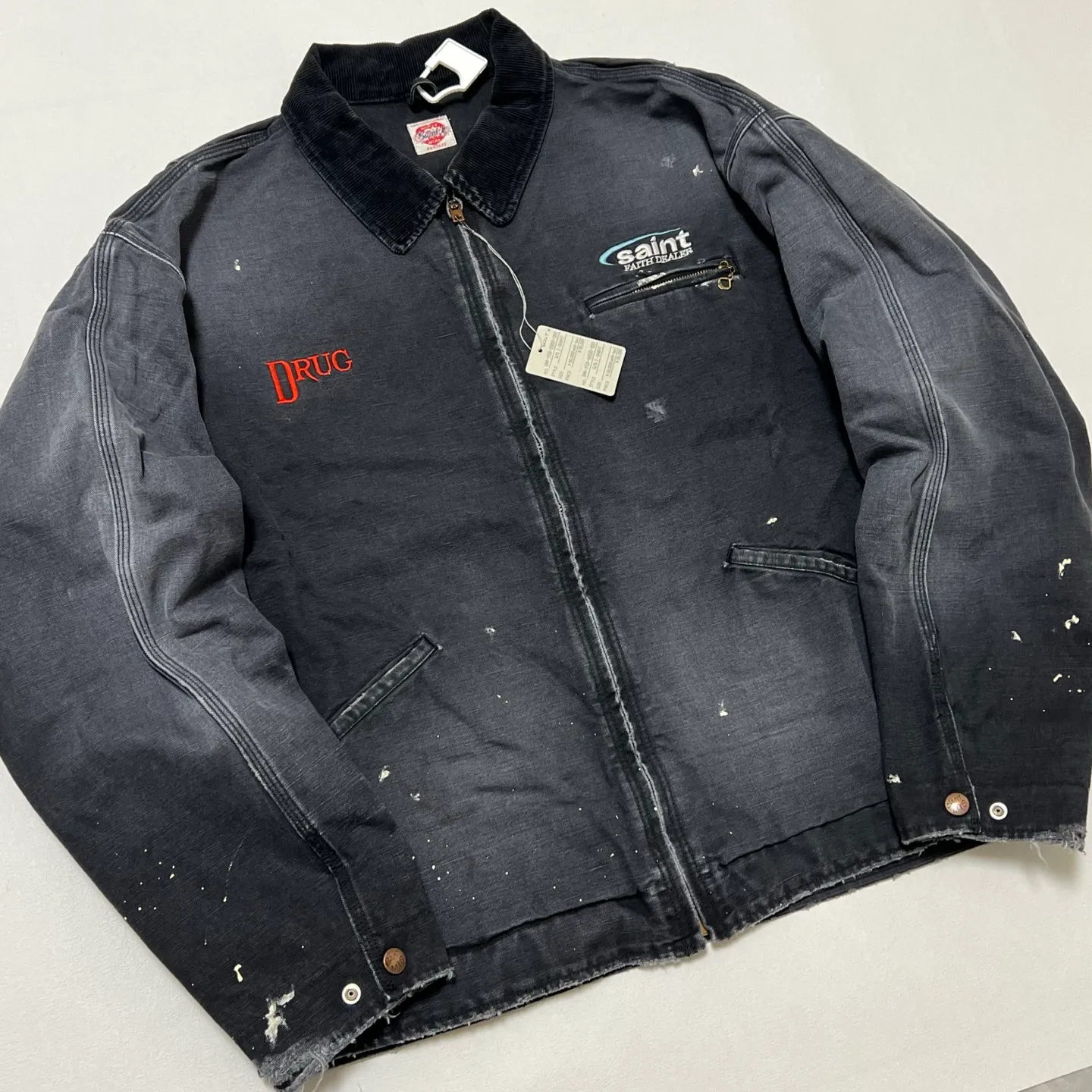 Comparison of panels SAINT Mxxxxxx DETROIT JACKET/DRUG/BLK Detroit Workwear Washed and Distressed Jacket Washed Black S-XL A super heavy-duty Detroit jacket. It took more than 3 months to develop. All details. No detail. Complete reproduction and restoration. Customized washed and faded Assute canvas fabric. Rewashed the watermark to make the bones irregular and whitened. Multiple damage and fraying treatments. The entire garment is completely hand-splashed with ink and paint. Heavy embroidery. Mold-opening with MX6 LOGO buttons Mold-opening customized placket with LOGO zipper No special shape zipper on the chest